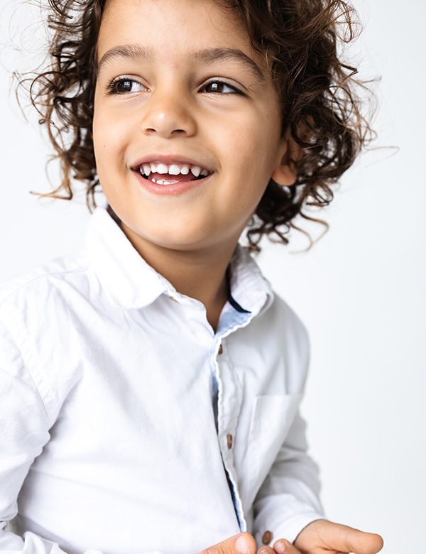 Kindermodel met bruine krullen Tiamo A.