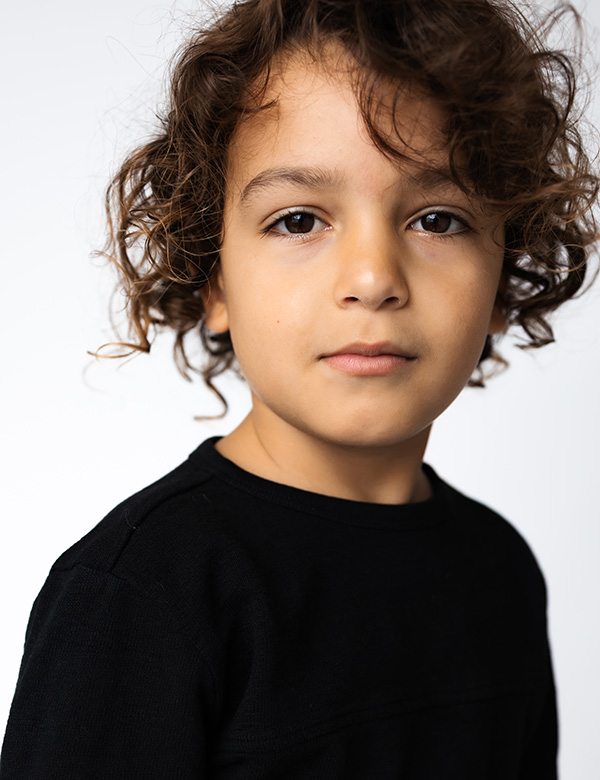 Kindermodel met bruine krullen Tiamo A.