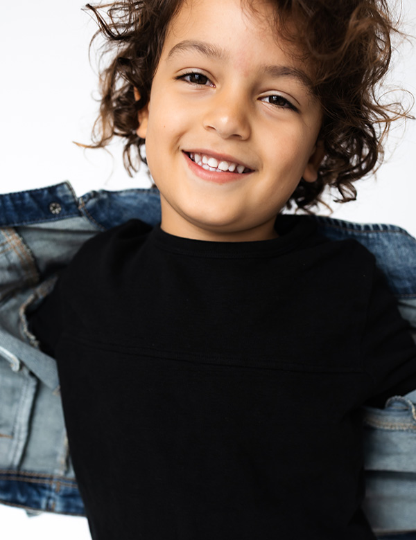 Kindermodel met bruine krullen Tiamo A.