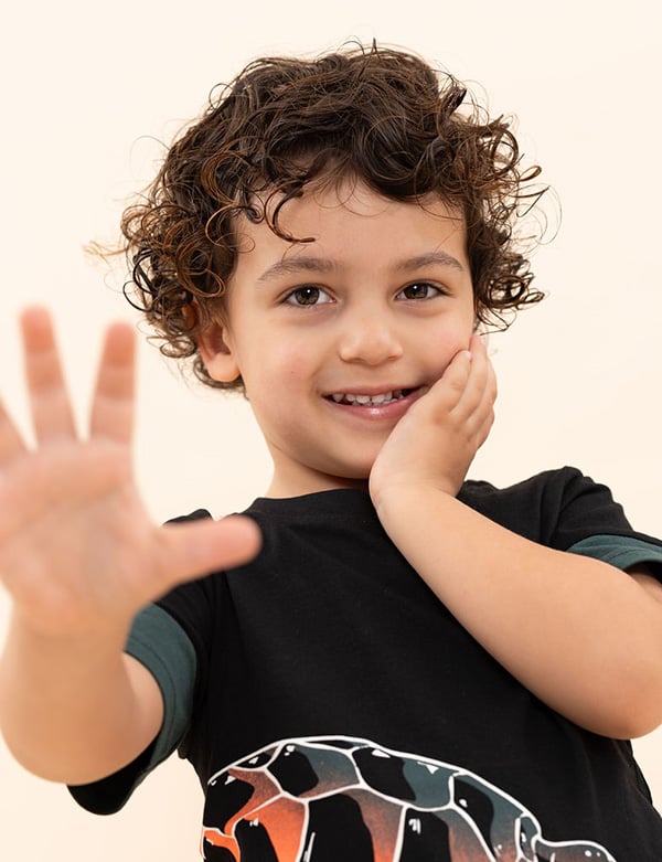 Kindermodel met bruine krullen Tiamo A.