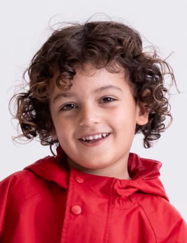Kindermodel met bruine krullen tiamo a.