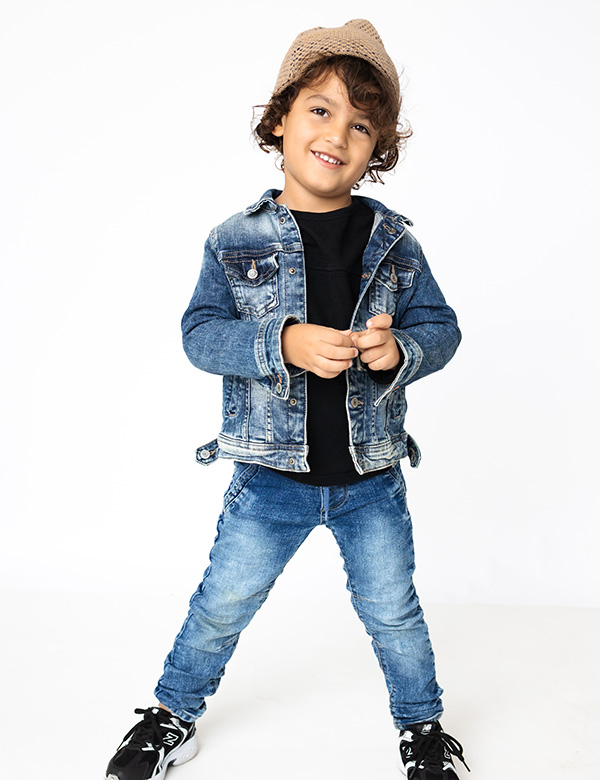 Kindermodel met bruine krullen Tiamo A.