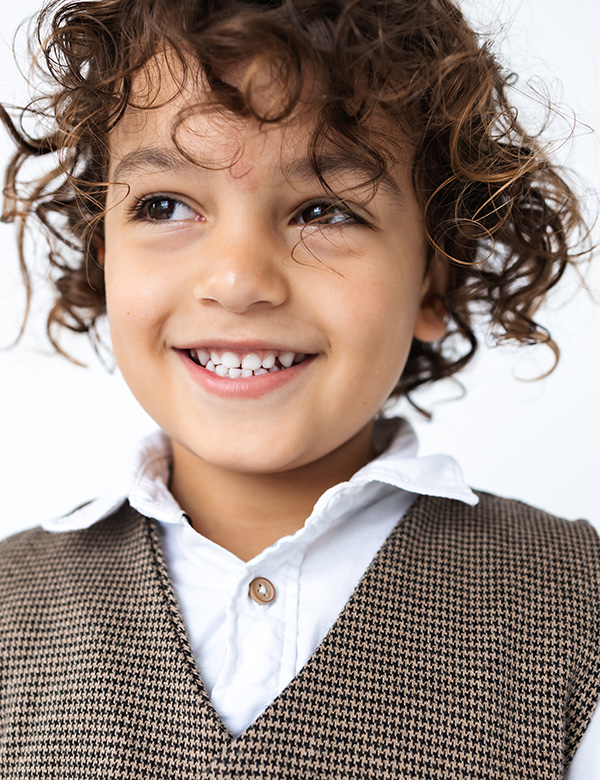 Kindermodel met bruine krullen Tiamo A.