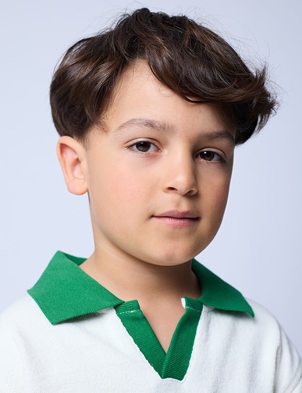 Jongens kindermodel met donkerbruin haar tiamo.
