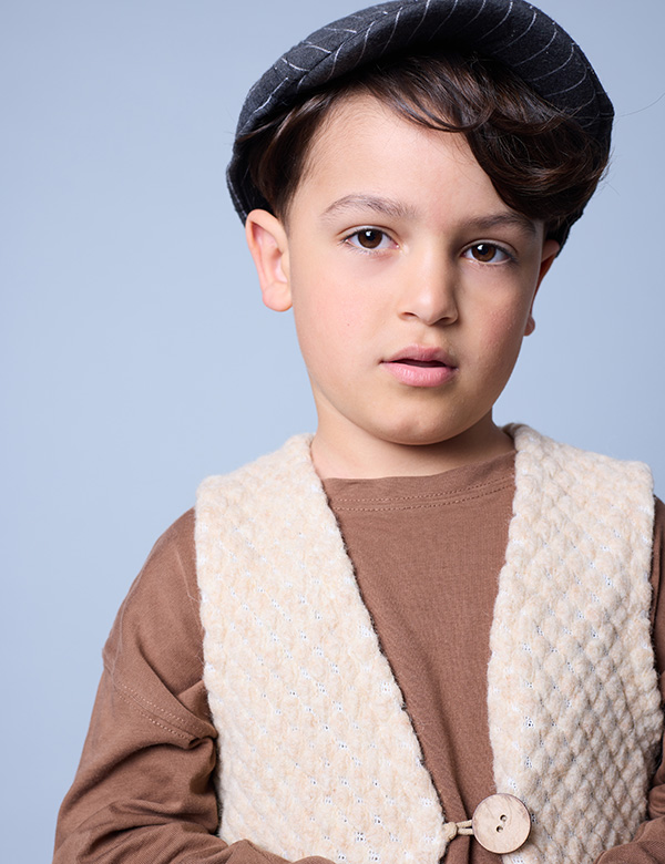 jongens kindermodel met donkerbruin haar Tiamo.