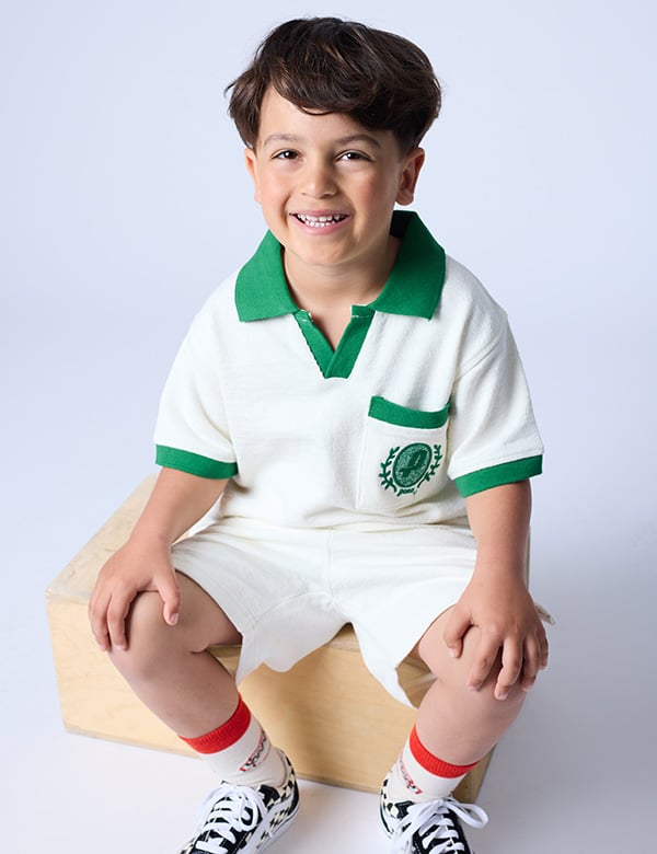 jongens kindermodel met donkerbruin haar Tiamo.