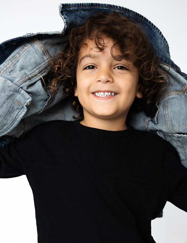 Kindermodel met bruine krullen Tiamo A.