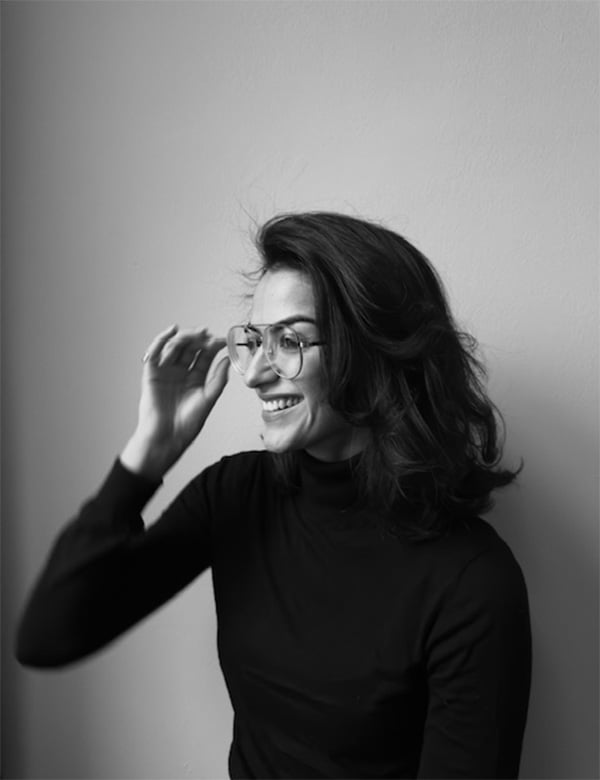 Vrouwelijk model met donkerbruin haar Tugce