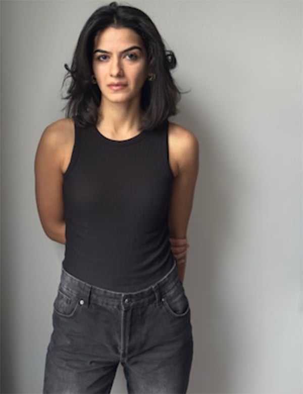 Vrouwelijk model met donkerbruin haar Tugce