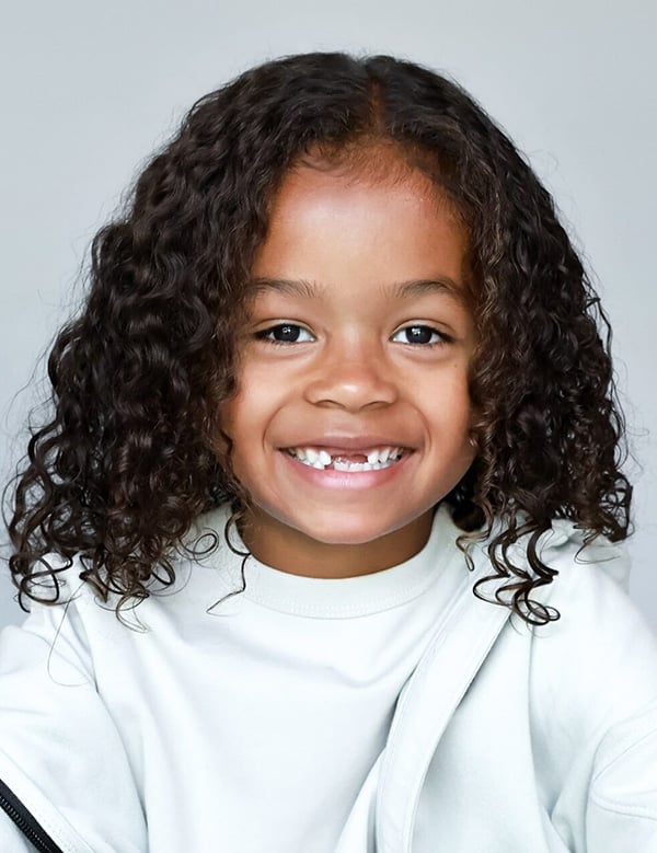 Kindermodel met krullend haar vince rie.
