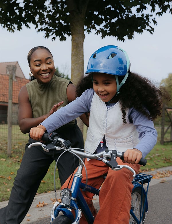 Kindermodel met donkere krullen Xiá
