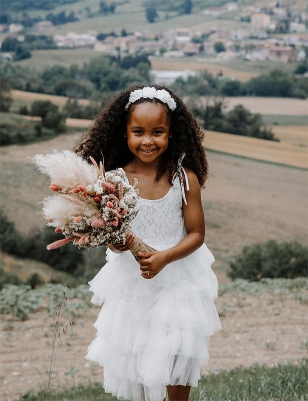 Kindermodel met donkere krullen Xiá