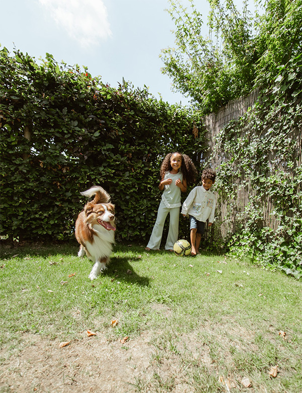 Kindermodel met donkere krullen Xiá