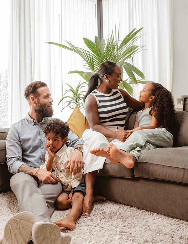 Kindermodel met donkere krullen Xiá