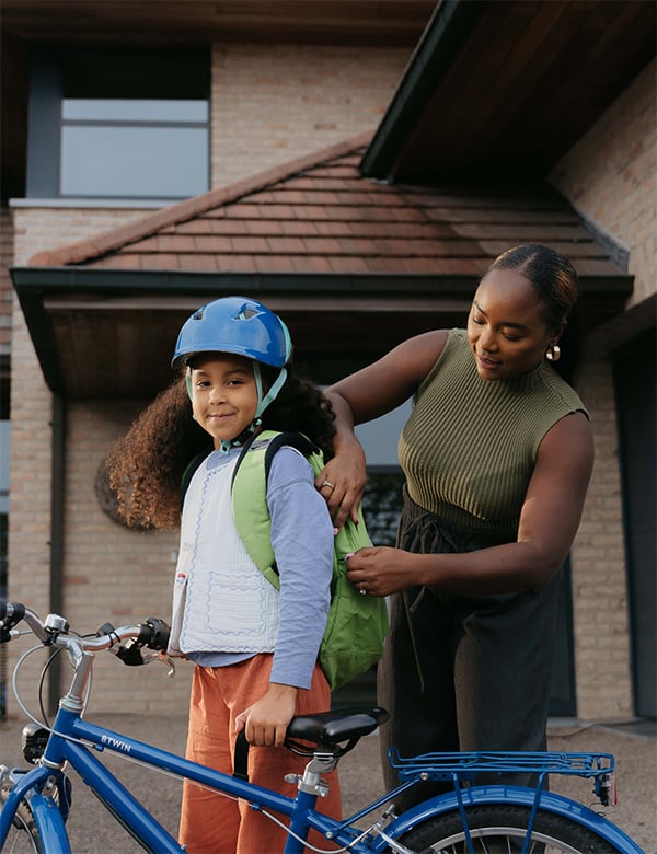 Kindermodel met donkere krullen Xiá