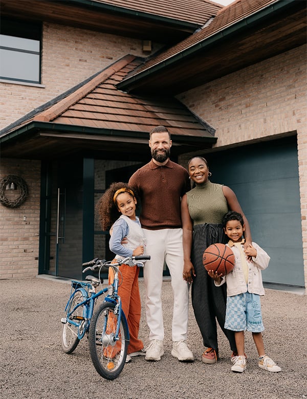 Kindermodel met donkere krullen Xiá