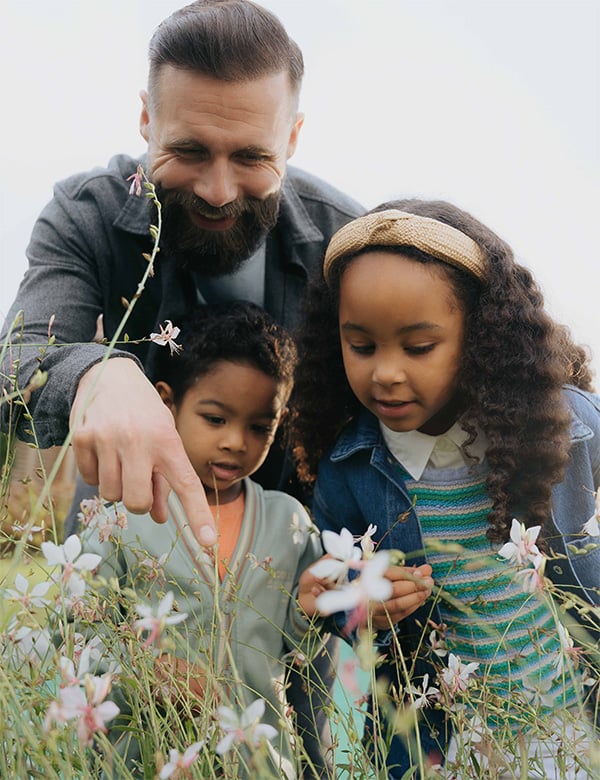 Kindermodel met donkere krullen Xiá