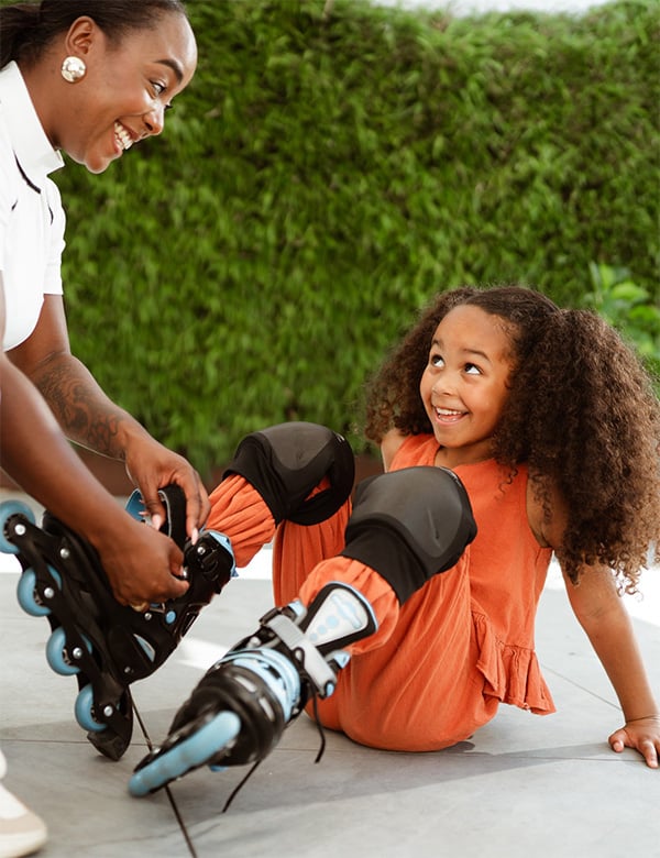 Kindermodel met donkere krullen Xiá