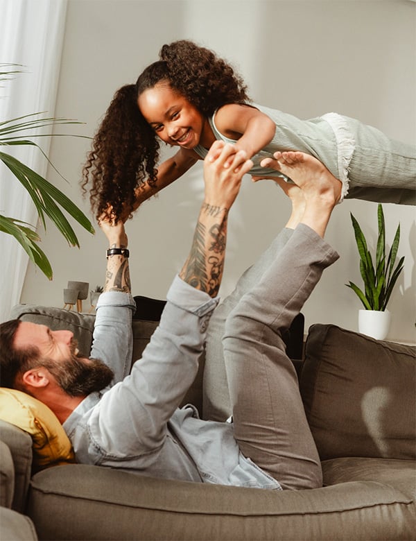 Kindermodel met donkere krullen Xiá