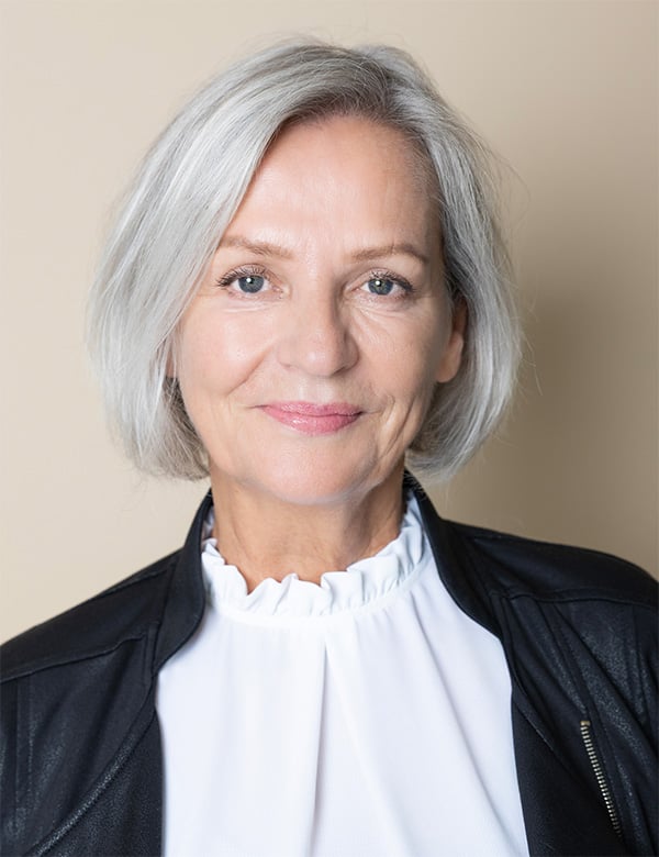 Vrouwelijk model met grijs haar Angelique Be.