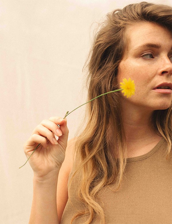 Vrouwelijk model met blond-rossig haar Daisy May