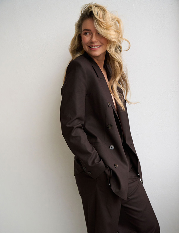 Vrouwelijk model met blond haar Daisy May