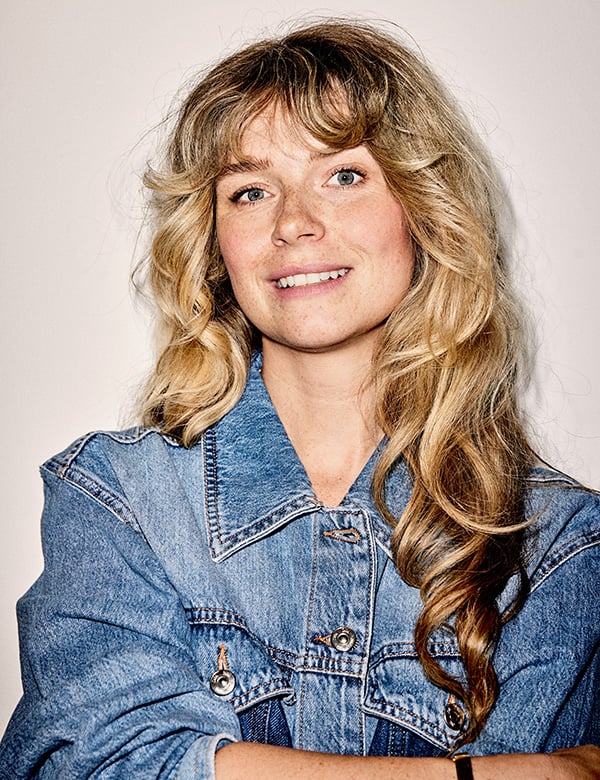 Vrouwelijk model met blond haar Daisy May