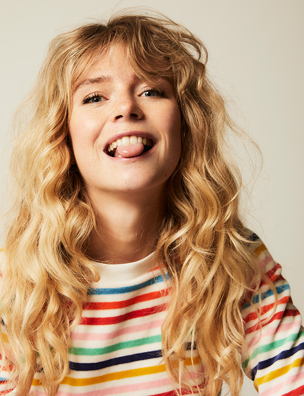 Vrouwelijk model met blond haar Daisy May
