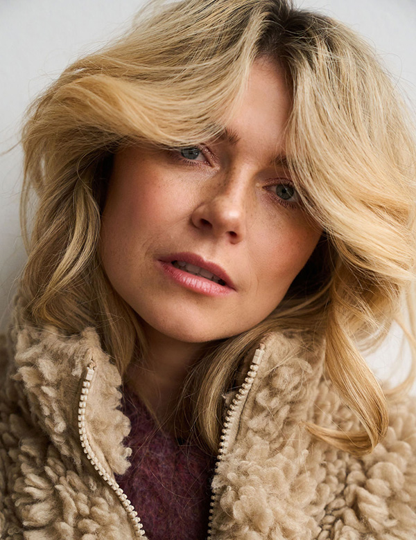 Vrouwelijk model met blond haar Daisy May