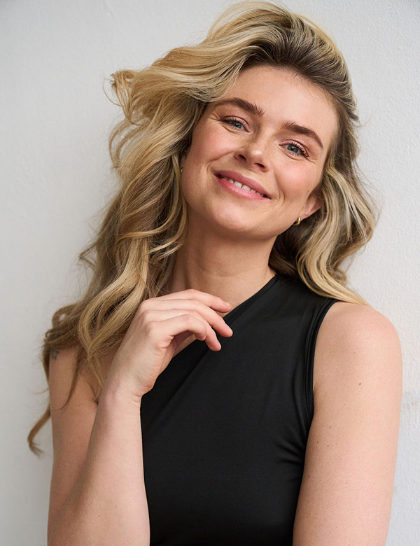 Vrouwelijk model met blond haar Daisy May