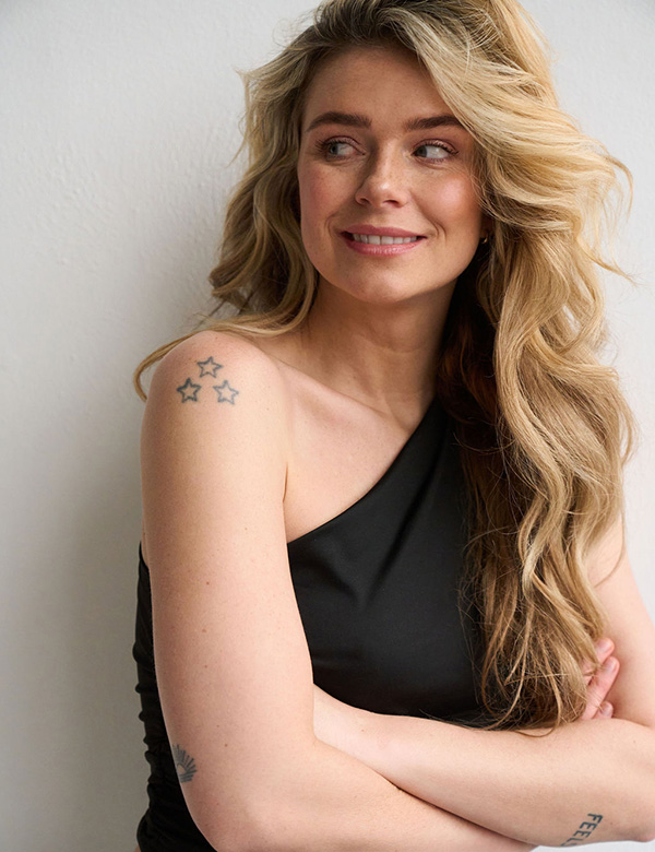Vrouwelijk model met blond haar Daisy May