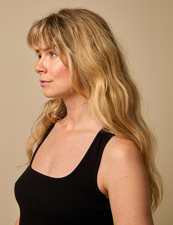 Vrouwelijk model met blond haar Daisy May