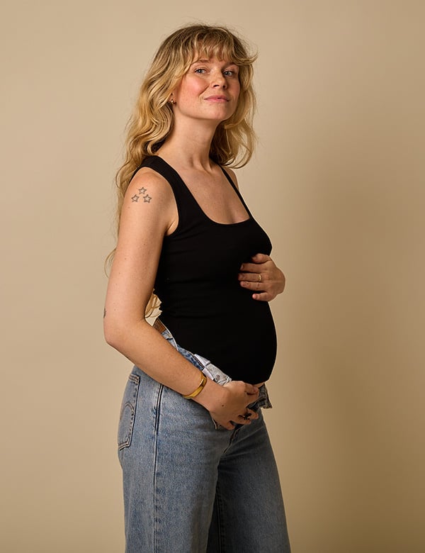 Vrouwelijk model met blond haar Daisy May