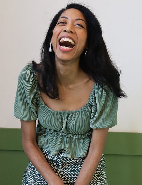 Vrouwelijk model met donker haar Dora