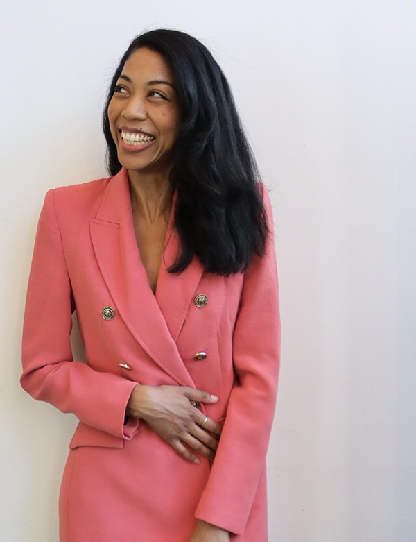 Vrouwelijk model met donker haar Dora