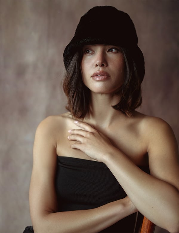 Vrouwelijk model met donker haar Eva S.