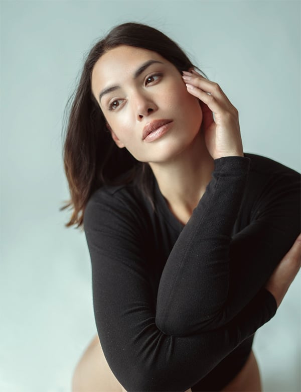 Vrouwelijk model met donker haar Eva S.