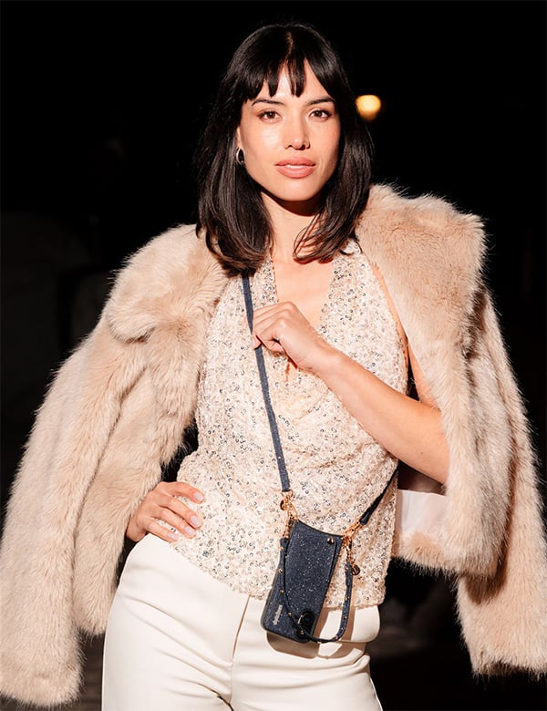 Vrouwelijk model met donker haar Eva S.