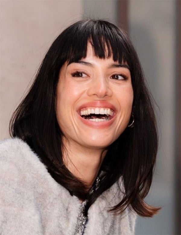 Vrouwelijk model met donker haar eva s.