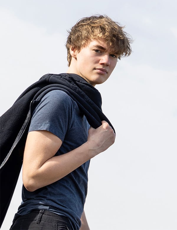 Mannelijk model met blond haar Gijs Z.