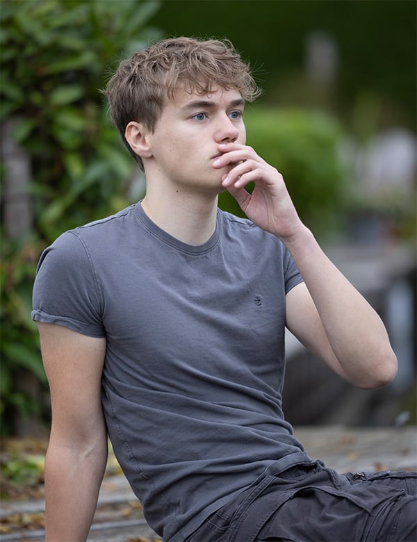 Mannelijk model met blond haar Gijs Z.