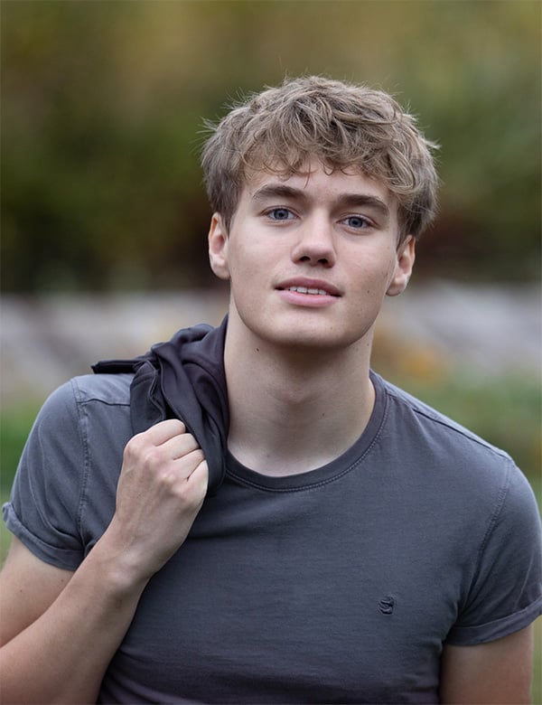 Mannelijk model met blond haar Gijs Z.