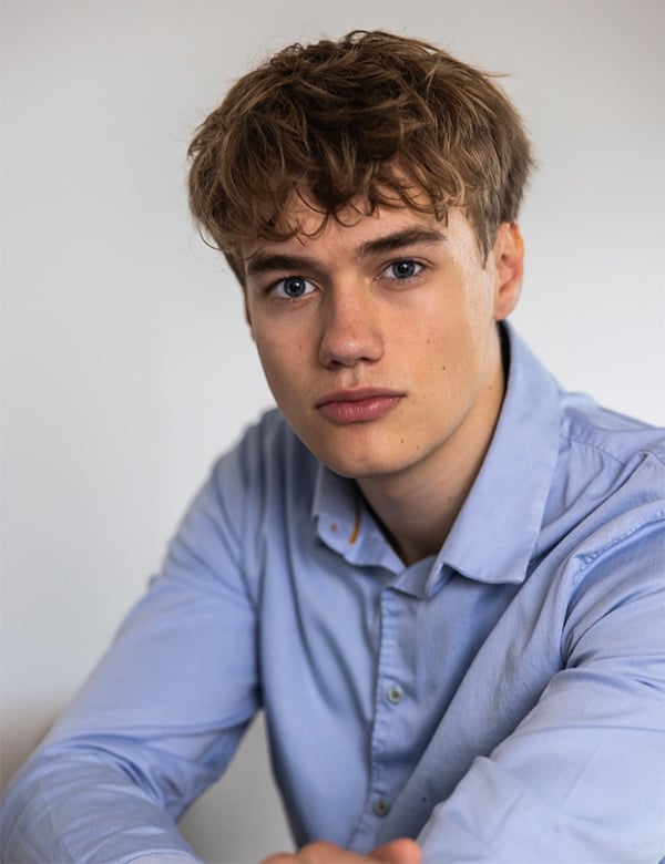 Mannelijk model met blond haar Gijs Z.