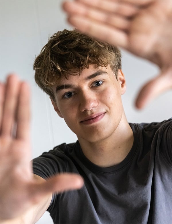 Mannelijk model met blond haar Gijs Z.