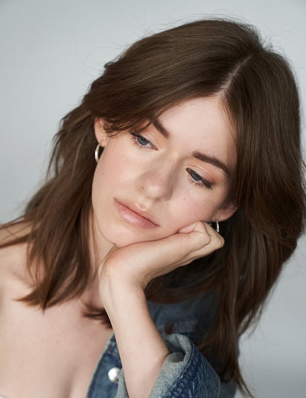 Vrouwelijk model met donkerblond haar Lolelee