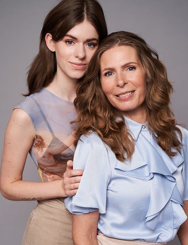 Vrouwelijk model met donkerblond haar Lolelee