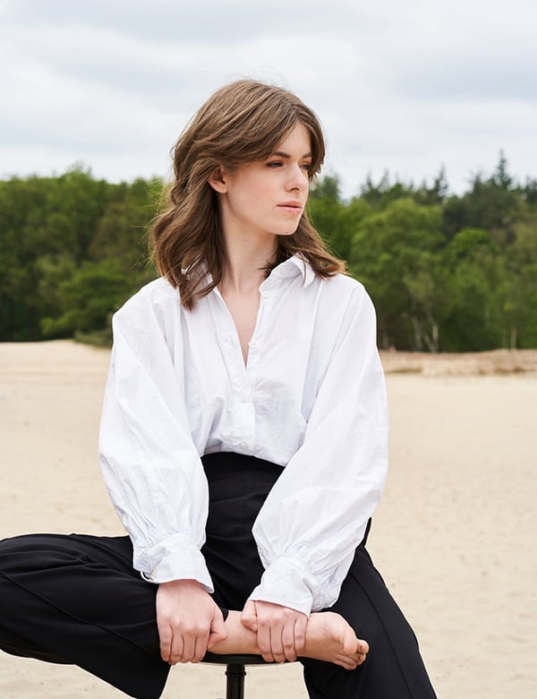 Vrouwelijk model met donkerblond haar Lolelee