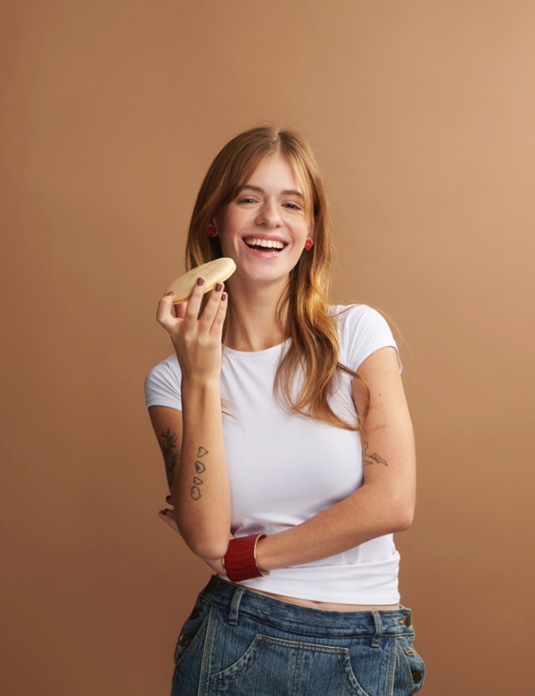 Vrouwelijk model met donkerblond haar Lolelee