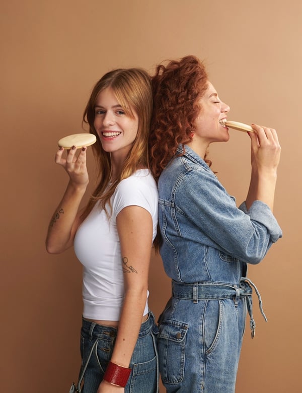 Vrouwelijk model met donkerblond haar Lolelee