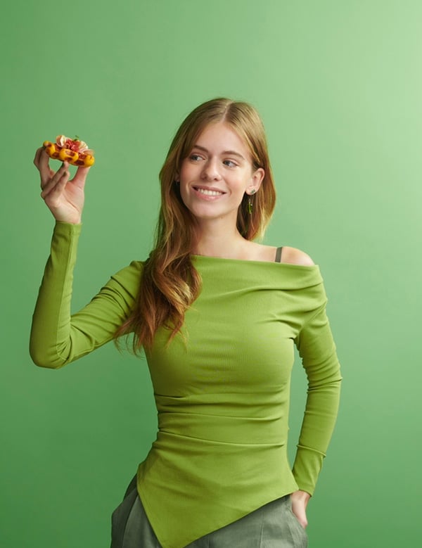 Vrouwelijk model met donkerblond haar Lolelee